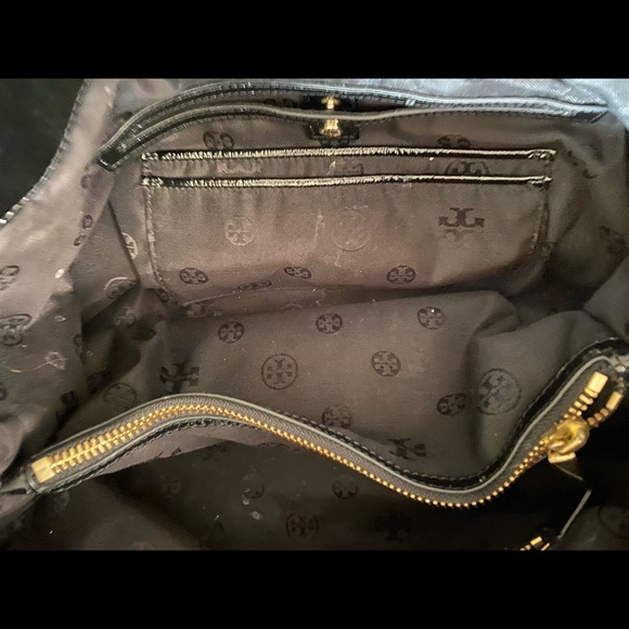 Tory Burch purse in black and like new condition gold chain just stunning bag